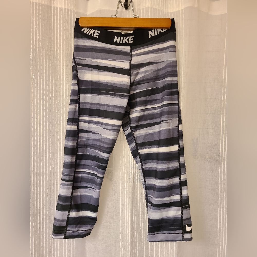 Nike Dri Fit Crop Leggings Size Medium